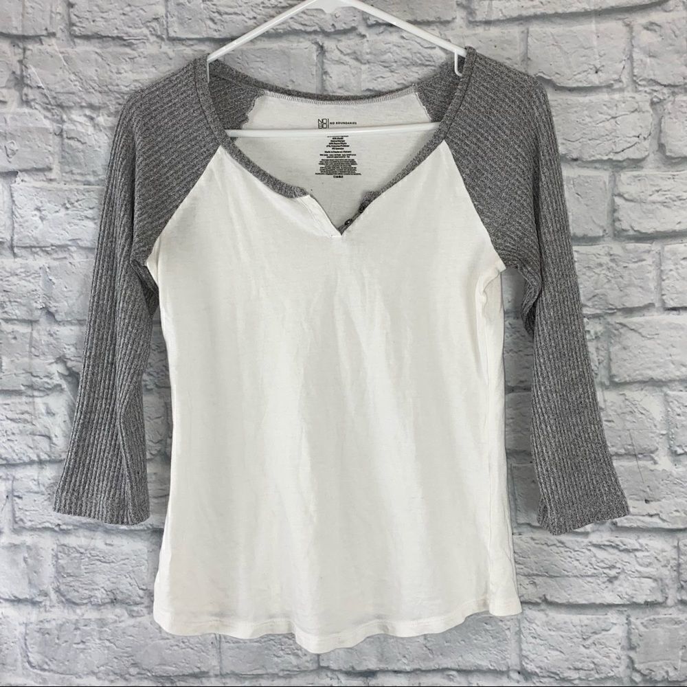 No boundaries 3/4 sleeve quarter button top w/ribbed grey sleeves & white tee Sm